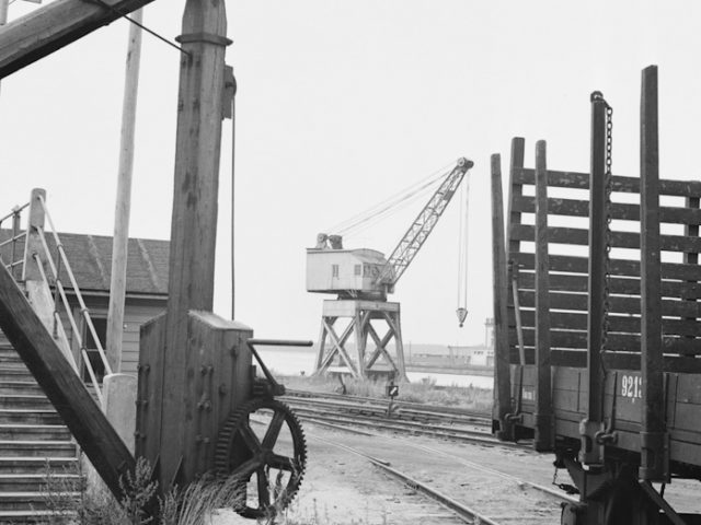 Ein 40-Tonnen-Kran im Hafen von Hanko